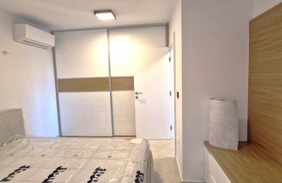 Bellissimo appartamento in un edificio moderno vicino al centro di Parenzo 1.5km dal mare