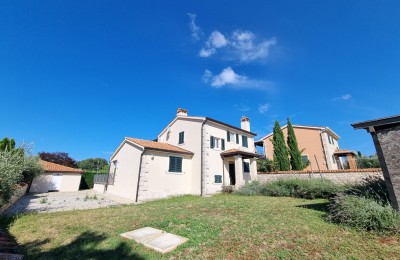 PRILIKA!! Obiteljska kuća sa bazenom, u mirnom mjestu 6km od centra Poreča!