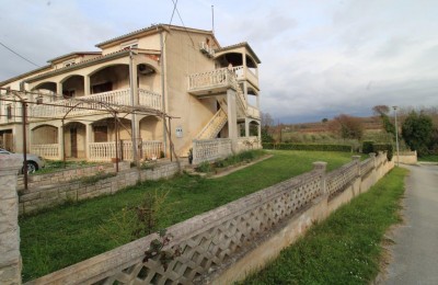 Kuća sa 3 stana na izuzetnoj lokaciji u Poreč predstavlja rijetku priliku na tržištu – savršen spoj blizine mora, centra i privatnosti