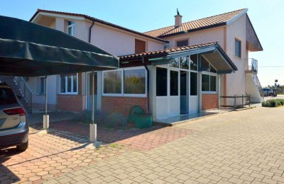 Tenuta con 2 case in vendita - Parenzo