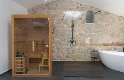 Kamena kuća sa 3 stana – u centru mjesta,  idealna investicija!