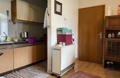 Casa in pietra ( tre apartamenti ) con cortile