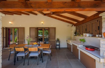 Samostojeća kuća s bazenom, 10 km od grada i mora – 565 m² luksuza i komfora