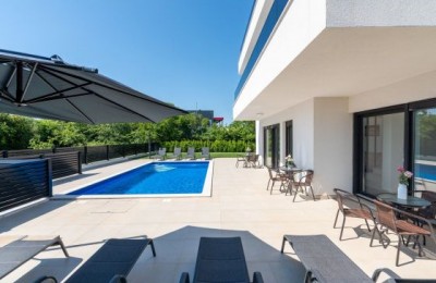 Ekskluzivno, Vabriga - moderna villa sa prekrasnim pogledom na more!