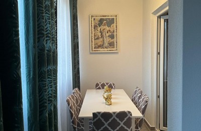 Lijepi renovirani stan na mirnoj lokaciji - 2,5 km od centra Poreča i mora