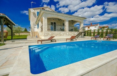 Lijepa kamena vila sa bazenom