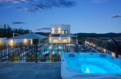 Exclusive, luxury villa with tennis court and sea view!