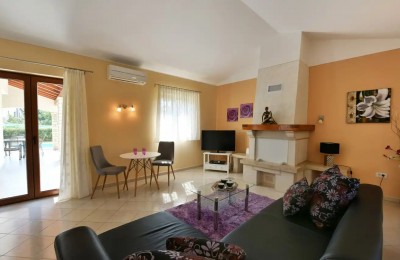 Istra, Poreč okolica - Prekrasna samostojeća kuća sa bazenom i pogledom na istarski  krajolik !