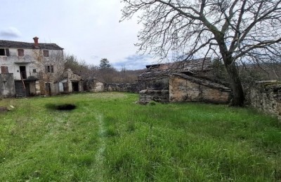 Istra, Oprtalj! Čudovita kamnita starina v dobrem stanju, mirna lokacija, brez prometa in hrupa!!
