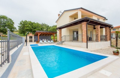 Lijepo uređena vila sa bazenom 7km od mora