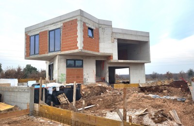 Moderna , ugodna i prostrana  vila s bazenom 8 km od mora