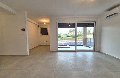 Istra, Poreč okolica 1500m od mora - Stan u novogradnji sa liftom- prizemlje sa dvorištem