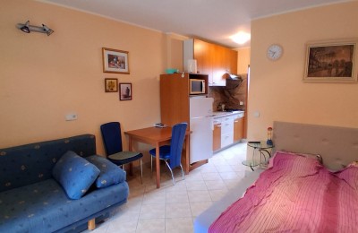 Červar -Porat   , garsonjera na 1.katu  250m od mora