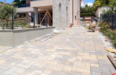 Kvalitetna , luksuzna moderna villa smještena u blizini  Poreča