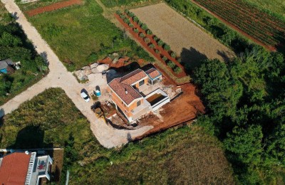 Dintorni di Visignano!! Villa in costruzione con piscina e garage, posizione tranquilla