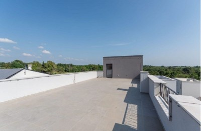 Stan u novogradnji, 1. kat sa krovnom terasom 1 km do mora