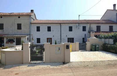 EKSKLUZIVNO! Istra, Poreč okolica , Prekrasna obiteljska kuća sa bazenom spremna za useljenje!